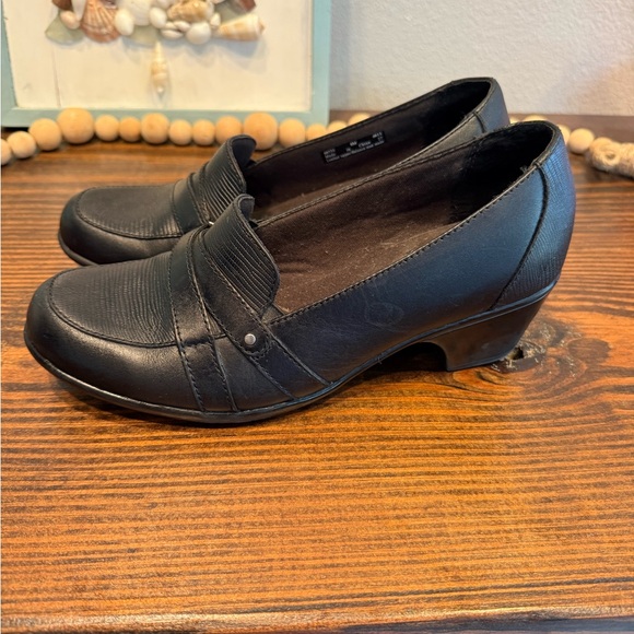 Clarks Black Leather Loafer Heels Classic Comfort Work Shoe Size 8 career - Picture 3 of 8